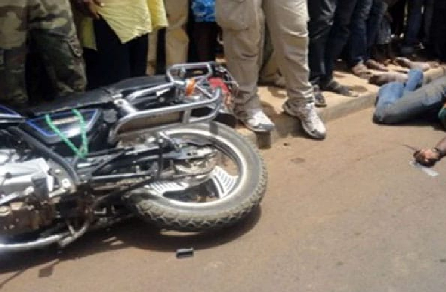 La route fait encore un mort : Un conducteur de moto Jakarta tué par une voiture qui tentait de dépasser une charrette