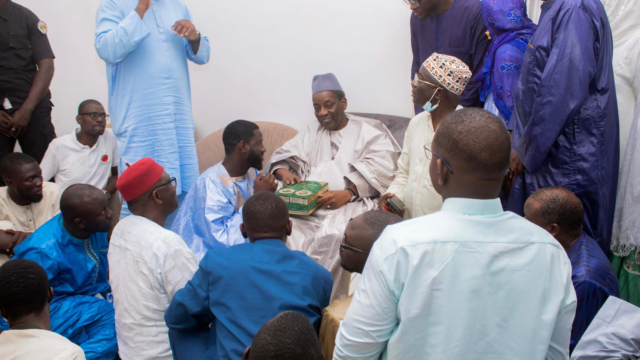 Photos / Tivaouane : Ameth Ndoye chaleureusement accueilli par Serigne Maodo Sy Dabakh et le représentant du Khalife général des Tidianes, Serigne Khafiz Sy