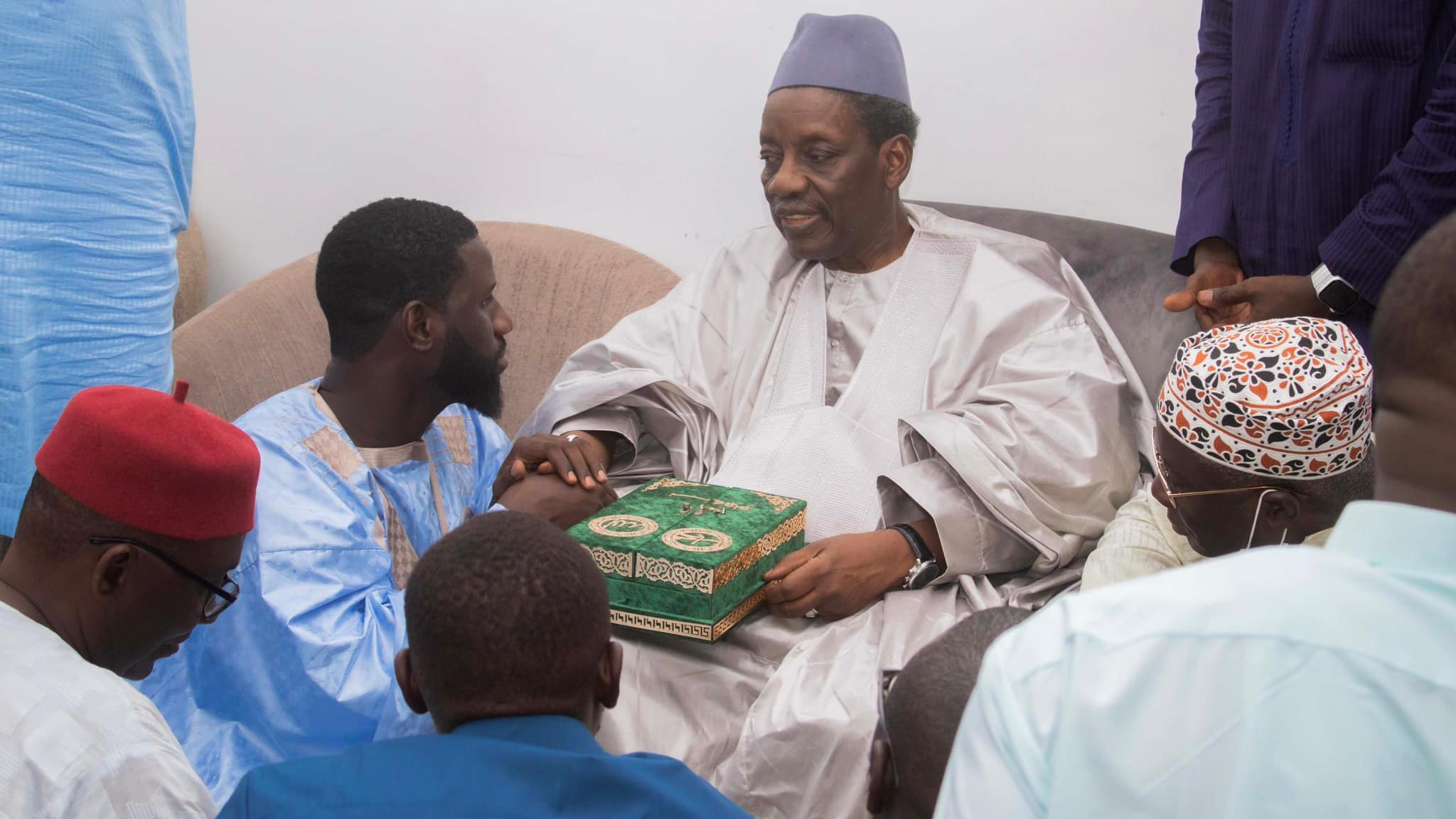 Photos / Tivaouane : Ameth Ndoye chaleureusement accueilli par Serigne Maodo Sy Dabakh et le représentant du Khalife général des Tidianes, Serigne Khafiz Sy