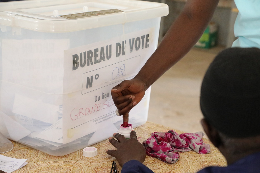 Élections législatives anticipées : Une matinée de vote calme et disciplinée selon la CENA