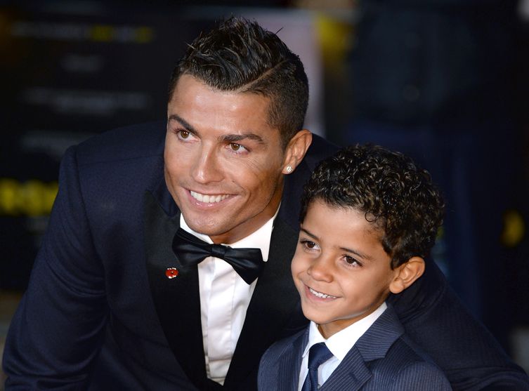 Photos - Cris­tiano Ronaldo : un tendre moment avec son fils de 5 ans pour la première de son film