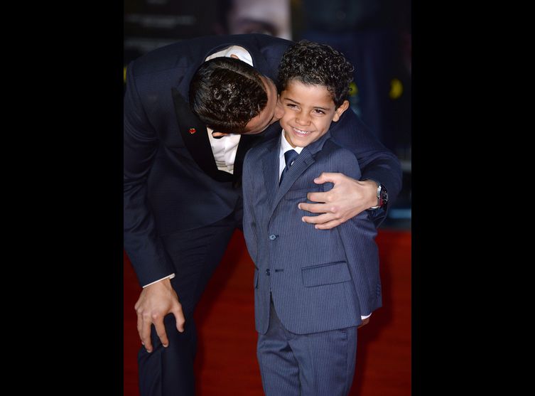 Photos - Cris­tiano Ronaldo : un tendre moment avec son fils de 5 ans pour la première de son film