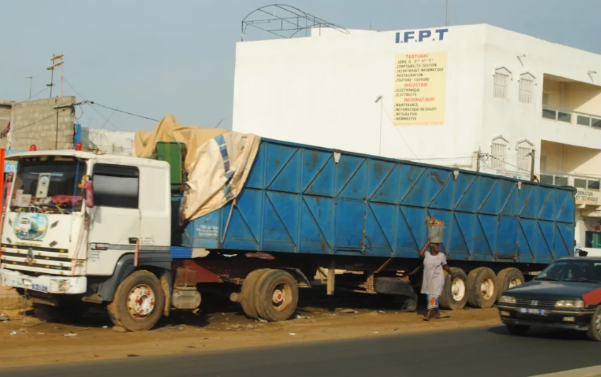 Epave de camion : 30 ans de stationnement illégal sur la voie publique !