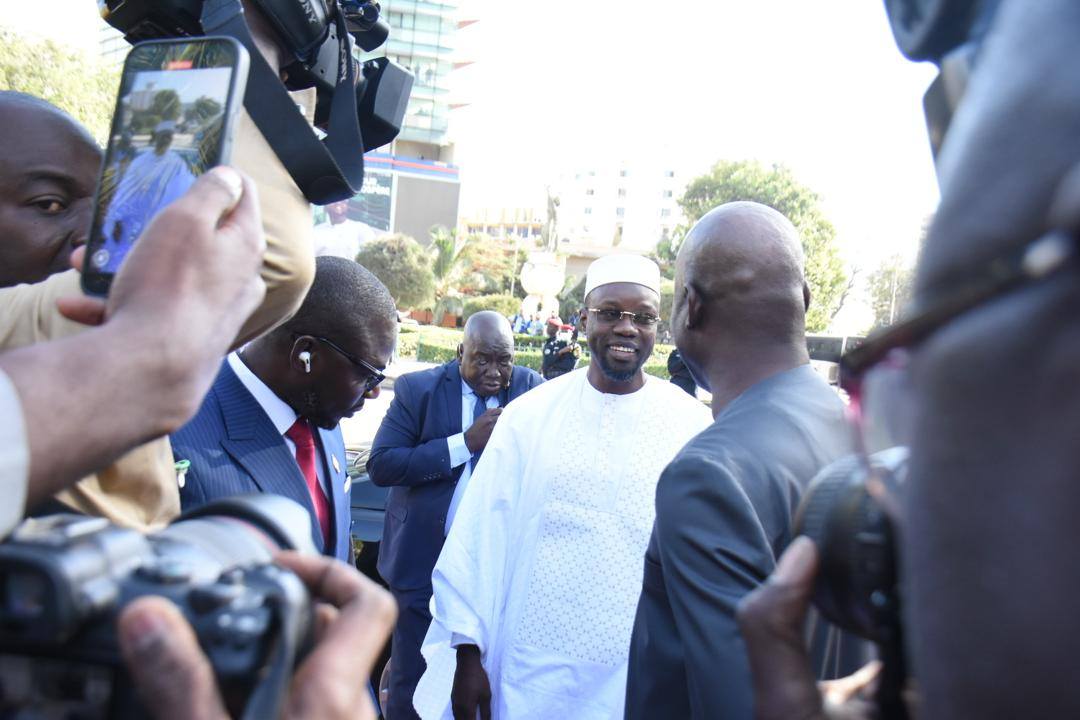 DPG: L'arrivée du Premier ministre Ousmane Sonko à l'Assemblée nationale en images (LeSoleil-sn)