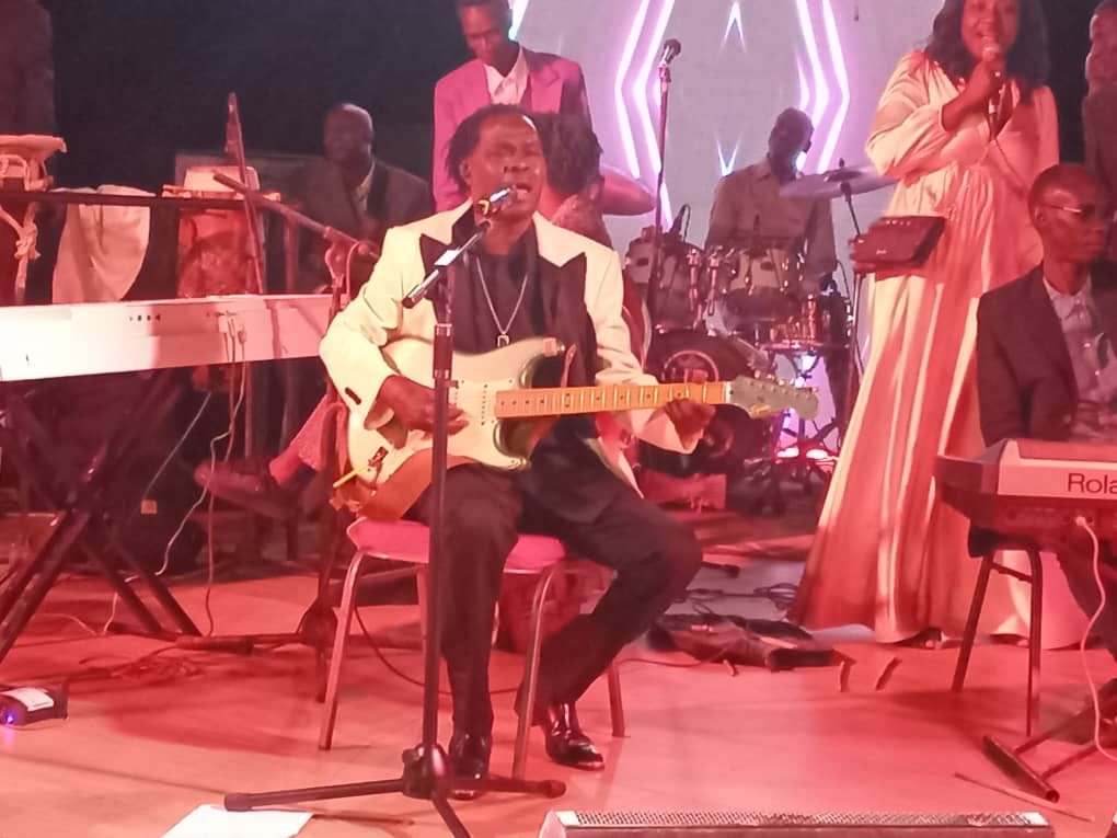 Soirée culturelle : Baba Maal, artiste-compositeur interplanétaire, enterre l’année 2024 en beauté