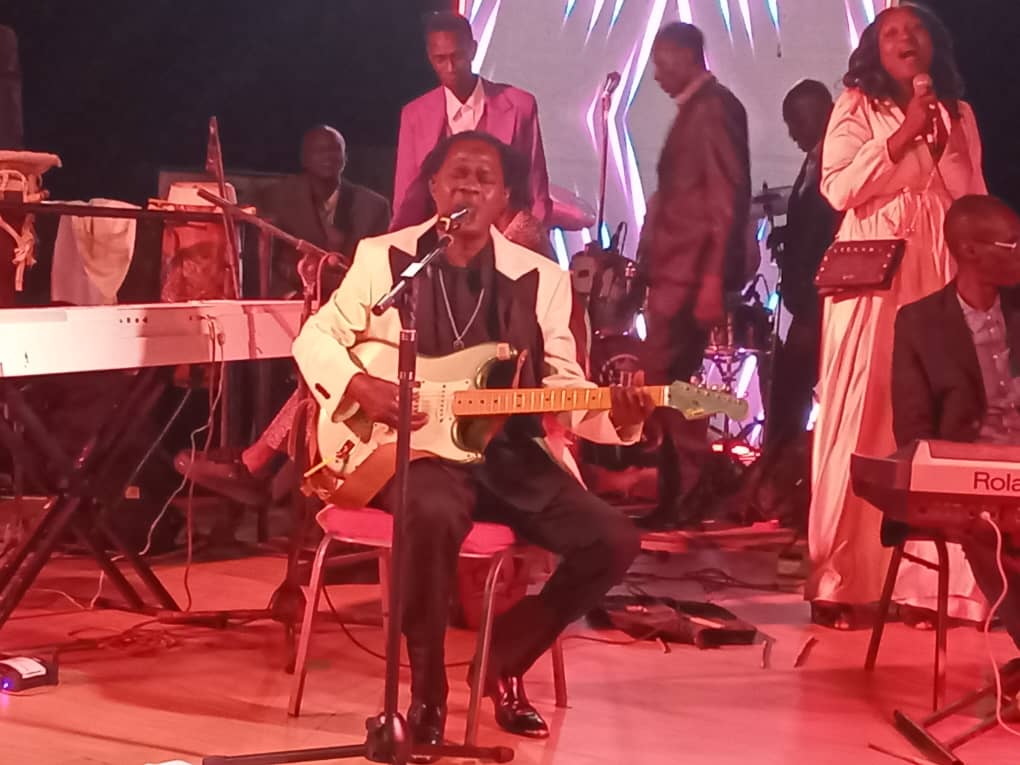 Soirée culturelle : Baba Maal, artiste-compositeur interplanétaire, enterre l’année 2024 en beauté