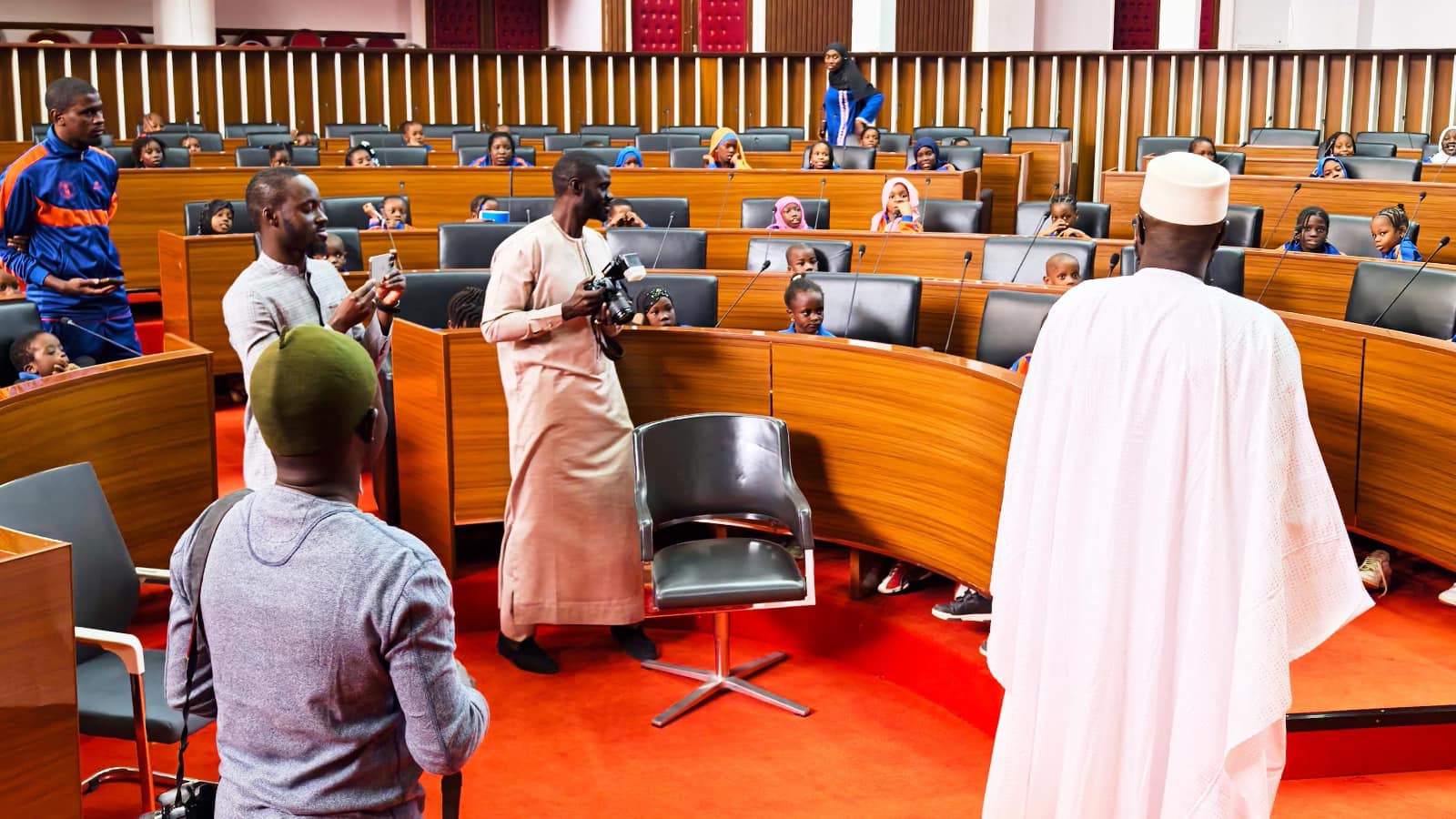 Quand les élèves de Mbao jouent aux députés : Une visite marquante à l’Assemblée nationale