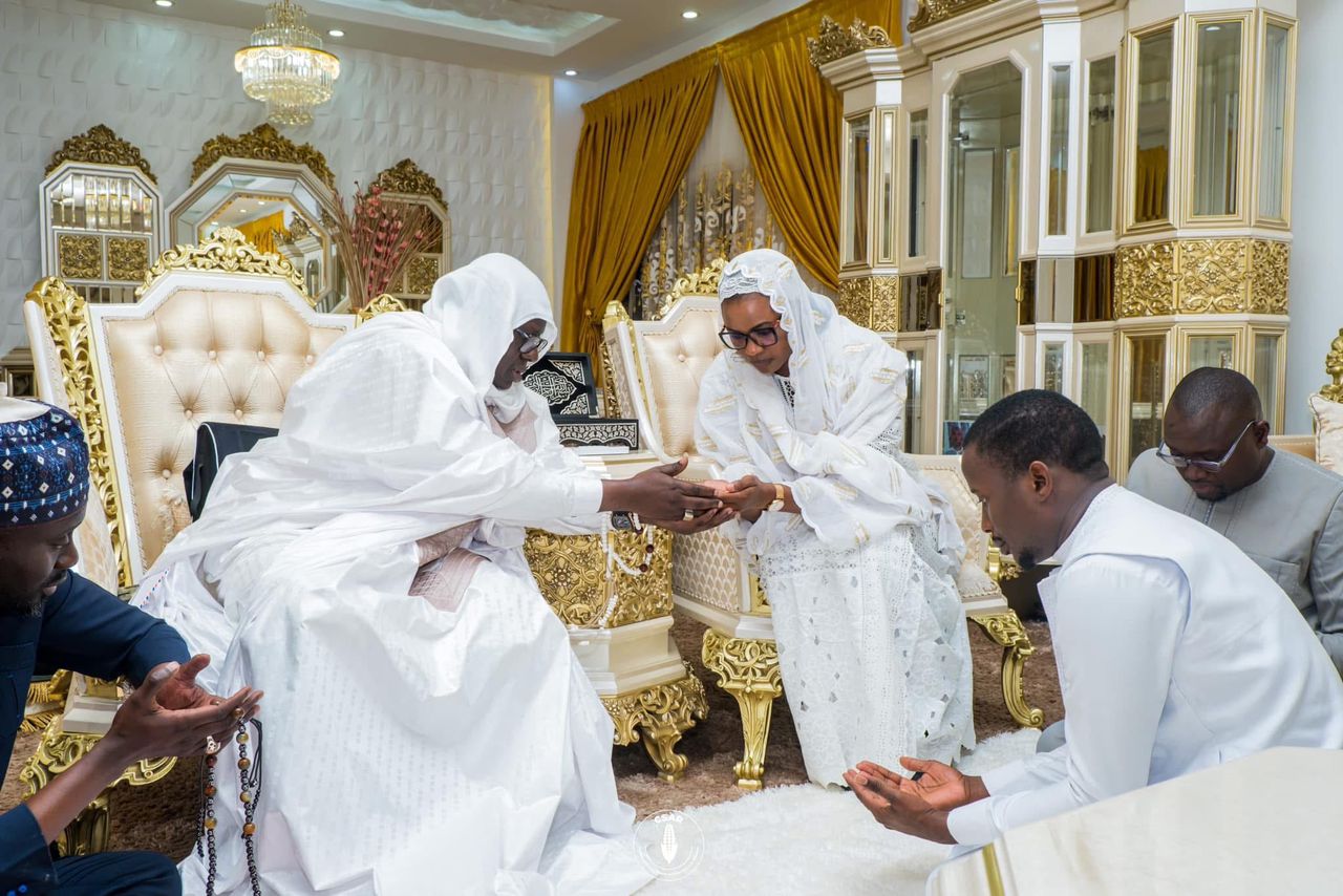 Photos /145e Appel de Seydina Limamou Laye : Sékou Dramé, DG du Groupe Sonatel, en visite de courtoisie auprès du Khalife général des Layennes