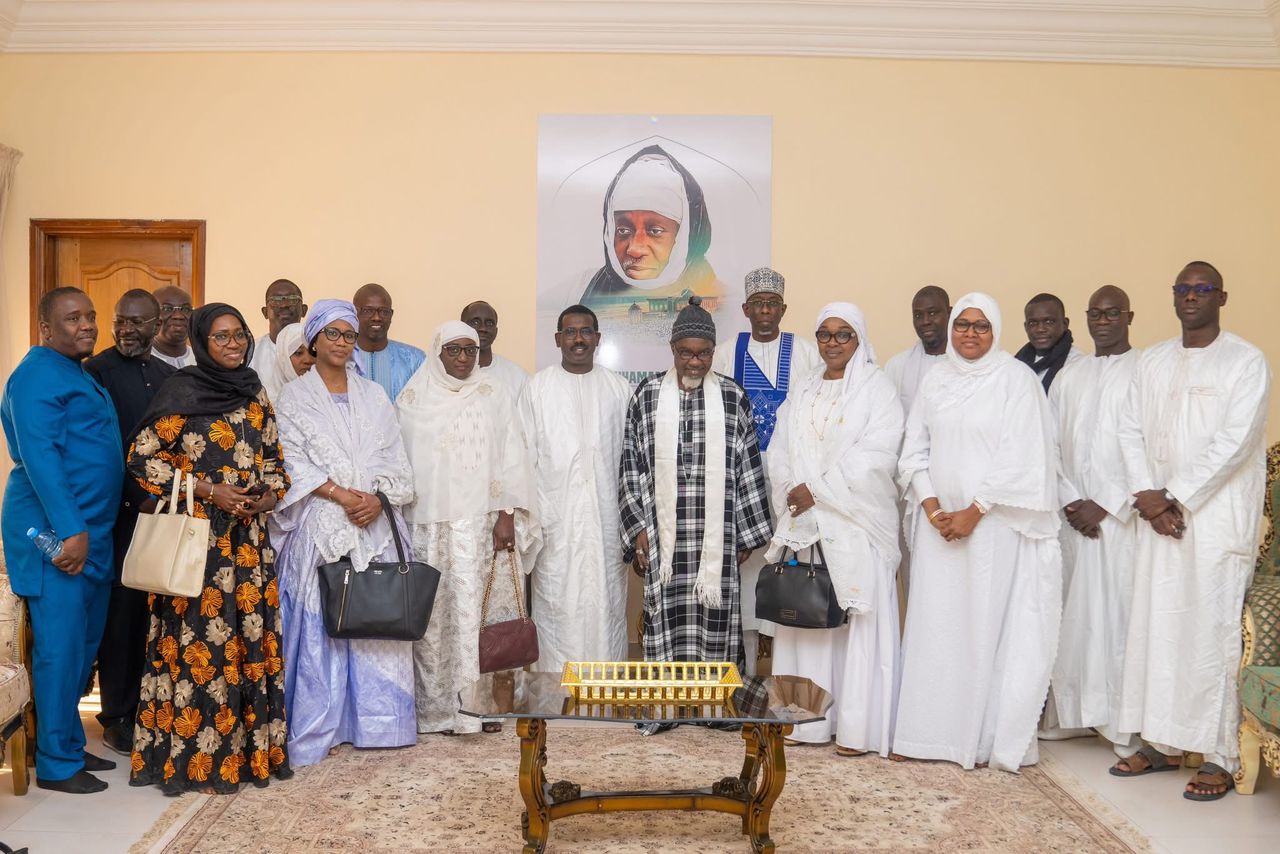 Photos /145e Appel de Seydina Limamou Laye : Sékou Dramé, DG du Groupe Sonatel, en visite de courtoisie auprès du Khalife général des Layennes