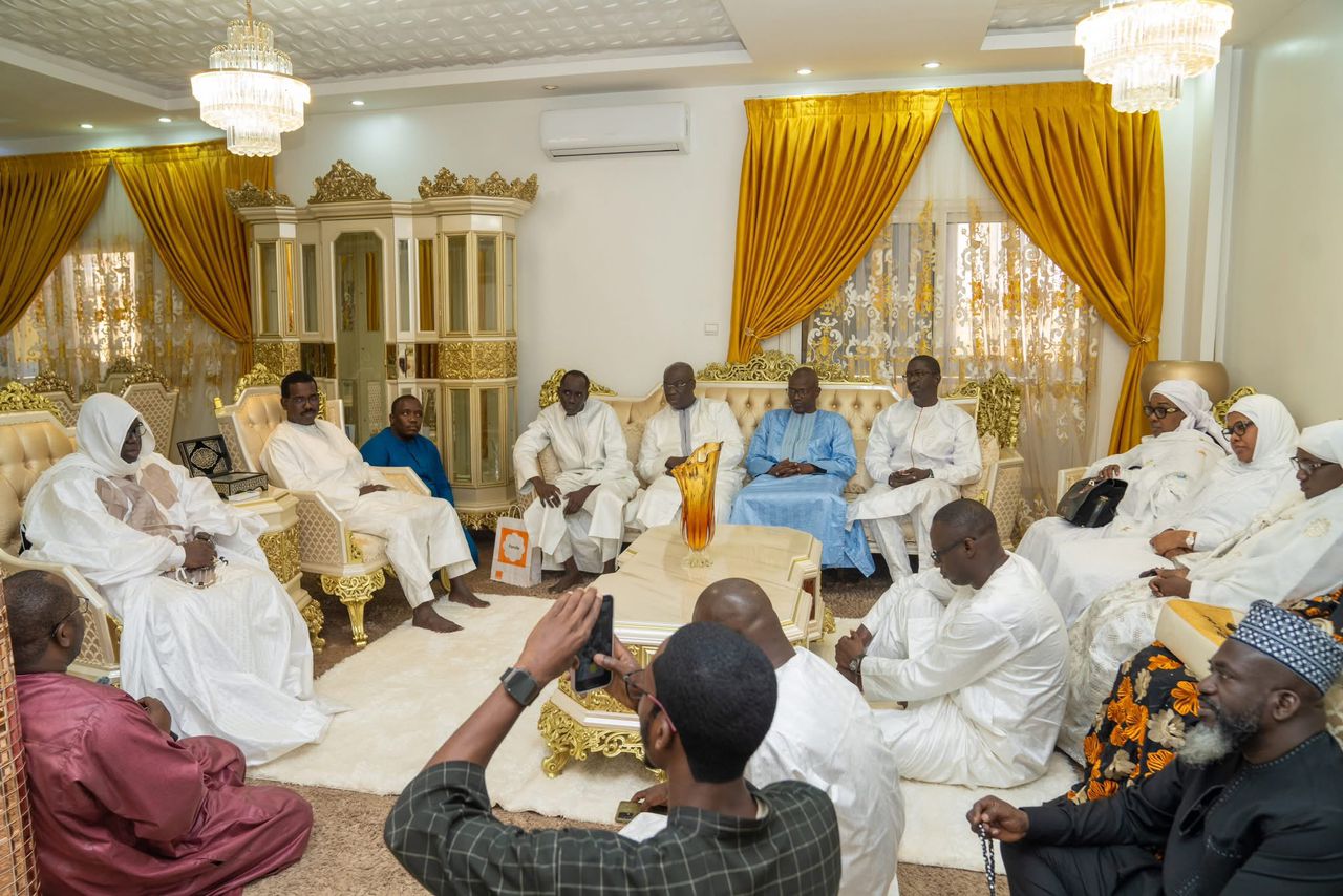 Photos /145e Appel de Seydina Limamou Laye : Sékou Dramé, DG du Groupe Sonatel, en visite de courtoisie auprès du Khalife général des Layennes