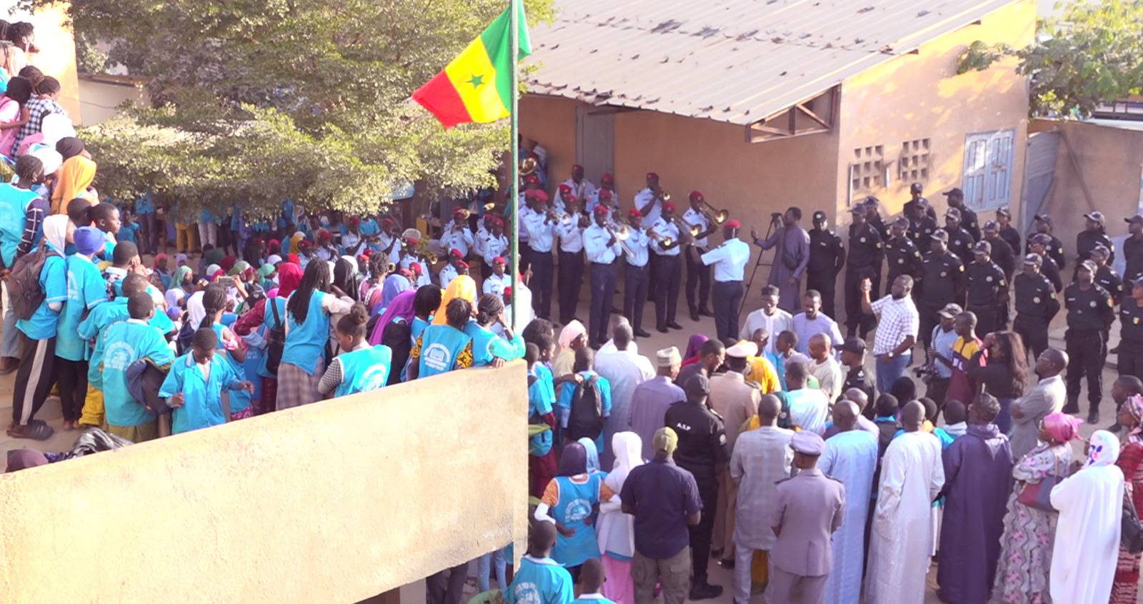 9e édition de la Journée « Setal Sunu Réew Mooy Sunu Karange » : Le DG de l’ASP préside la cérémonie de levée des couleurs au CEM Cité des Enseignants de Guédiawaye