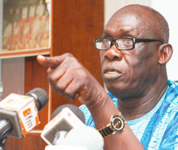 Baba Tandian, ancien président de la Fédération sénégalaise de basketball, dunke sur la tête de Me Babacar Ndiaye