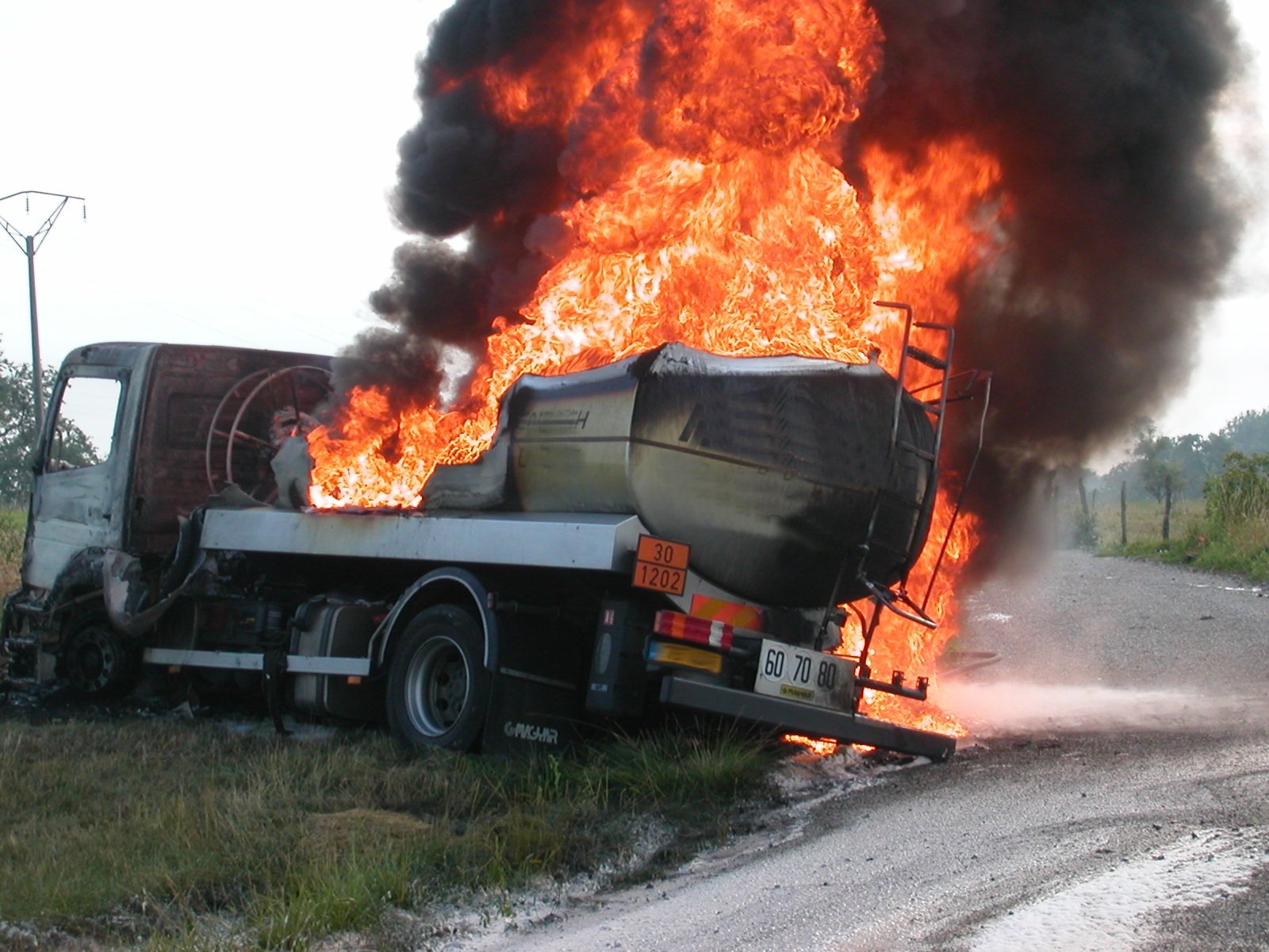 Croisement Cambérène : un camion prend feu,  l'origine du sinistre reste mystérieuse pour l'instant