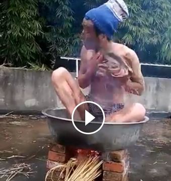 Le bain de cet homme est extraordinaire. Regardez !