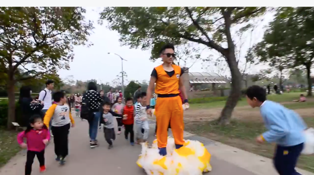 Ce mec a créé le nuage magique de Sangoku avec un hoverboard