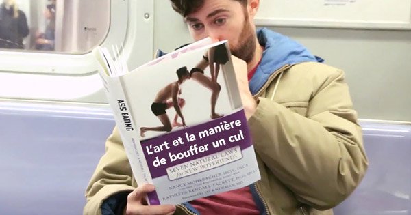 Il lit des livres très embarrassants dans le métro, et la réaction des passagers est à mourir de rire !