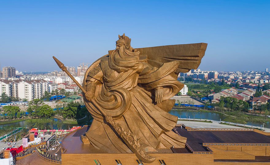 Une immense statue de 1 320 tonnes représentant le dieu de la guerre a été dévoilée en Chine... Impressionnant !