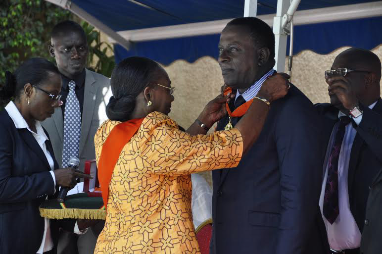 Dr. Cheikh Tidiane Gadio élevé au rang de Commandeur de l'Ordre National Ivoirien (images)