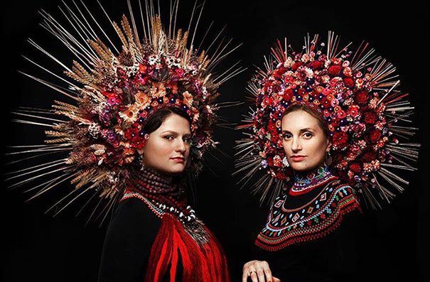 Une styliste ukrainienne recrée des couronnes de fleurs, relançant une tradition vestimentaire symbolisant la fierté nationale !