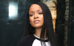 Photos - Rihanna pose seins nus en nuisette trans­pa­rente avec un bébé dans les bras