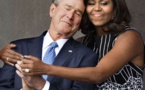 Photo de Michelle Obama enlaçant George W.Bush