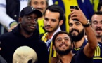 Photos - Guéri, Demba Bâ réapparaît au stade pour regarder le match de son ami Moussa Sow à Fenerbahçe