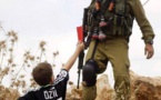 L'image du jour, un enfant palestinien montre le carton rouge à un soldat israélien...