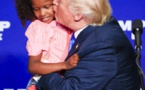 Arrêt sur image : Donald Trump fait un bisou à une petite fille noire 