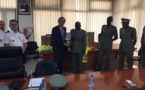 Son excellence l'Ambassadeur  de la France Christophe Bigot remet du matériel à la douane sénégalaise