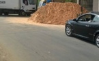 Indiscipline des Sénégalais : Un camion déverse du sable sur la route à l'intersection devant les feux tricolores de Dior...regardez les photos