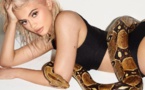 Kylie Jenner pose en string avec un TRÈS gros serpent