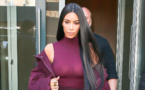 Kim Karda­shian offre sa poitrine aux regards à la Fashion Week