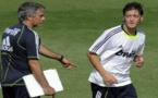 Mesut Özil révèle comment Mourinho l’a gravement humilié au Réal Madrid, et son transfert raté au Barça