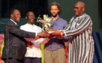 Photo- Alain Gomis entouré de Roch M. C. KABORE et d'Alassane Ouatara recevant l'Etalon d'or de Yennenga du Fespaco 2017