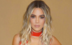 PHOTOS- Khloé Karda­shian : plus sexy que jamais, elle prend la pose en robe ultra décol­le­tée