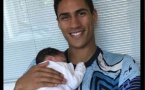 Le nouveau papa, Raphaël Varane, avec son petit garçon