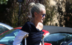 PHOTOS – Laeti­cia Hally­day en fauteuil roulant: son diffi­cile vol vers Paris