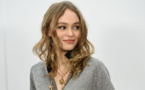 Lily-Rose Depp : sa voca­tion pour la mode est née en accom­pa­gnant sa mère sur les shoo­tings