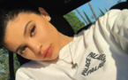 Kylie Jenner cherche son look pour Coachella et c'est très coloré