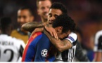 Quelle image ! Daniel Alves console Neymar après l'élimination du Barça par la Juve