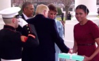 On sait enfin pourquoi Michelle Obama a fait une tête bizarre en recevant le cadeau de Melania Trump