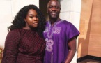 Akon en tenue traditionnelle et bien accompagné