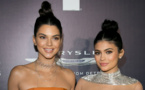 « Ces sourires figés » Kylie Jenner : sa craquante photo d’en­fance avec sa grande sœur Kendall