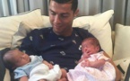 Trop mignon ! Cristiano Ronaldo nous présente ses jumeaux