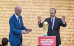 Mondial 2018: Vladimir Poutine lance officiellement, la tournée du trophée de la coupe du monde (vidéo)