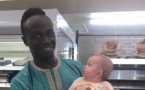 Photo: Sadio Mané a croisé un futur fan dans un supermarché 