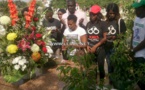 (Photos) Les jeunes socialistes se recueillant sur la tombe de Senghor en ce jour de Toussaint avec leurs tee shirt "Liberez khalifa".