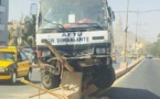 Photos-Accident spectaculaire d’un bus Tata sur la route de Ouakam