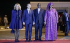 Photos : Quand Macky Sall et Emmanuel Macron tiennent la main des Premières dames, regardez