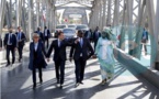 (Photos) Saint-Louis: Les couples présidentiels Macron et Sall traversent main dans la main, le pont de la vieille ville, à pieds